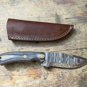 Handcrafted Damascus Knife with sharpened gut hook Leather Sheath.